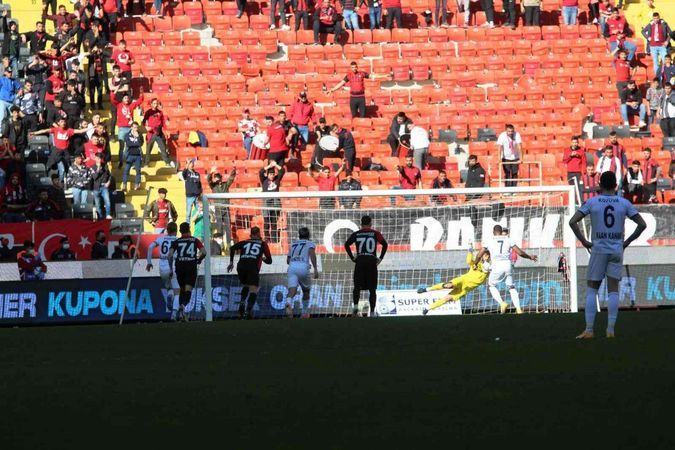 Foto Haber... Gaziantep FK 0-3 Adana Demirspor...Adana Demirspor 2. penaltısını kaçırdı...Adana Demirspor 3-0 Öne Geçti...Maç Sonucu: Gaziantep FK 0-3 Adana Demirspor